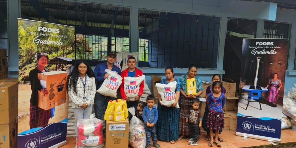 FODES ENTREGA DOTACIONES DE ALIMENTOS A 70 FAMILIAS DE DOS COMUNIDADES DE BAJA VERAPAZ