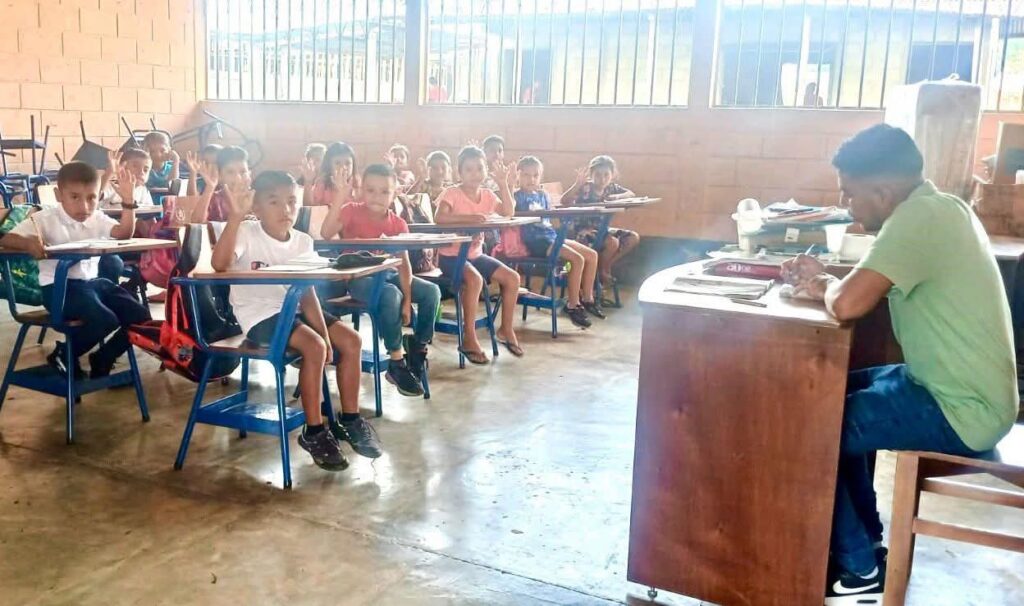 FODES ENTREGA EQUIPO MOBILIARIO ESCOLAR A ESCUELA OFICIAL RURAL MIXTA UBICADA EN FRAY BARTOLOMÉ DE LAS CASAS, ALTA VERAPAZ