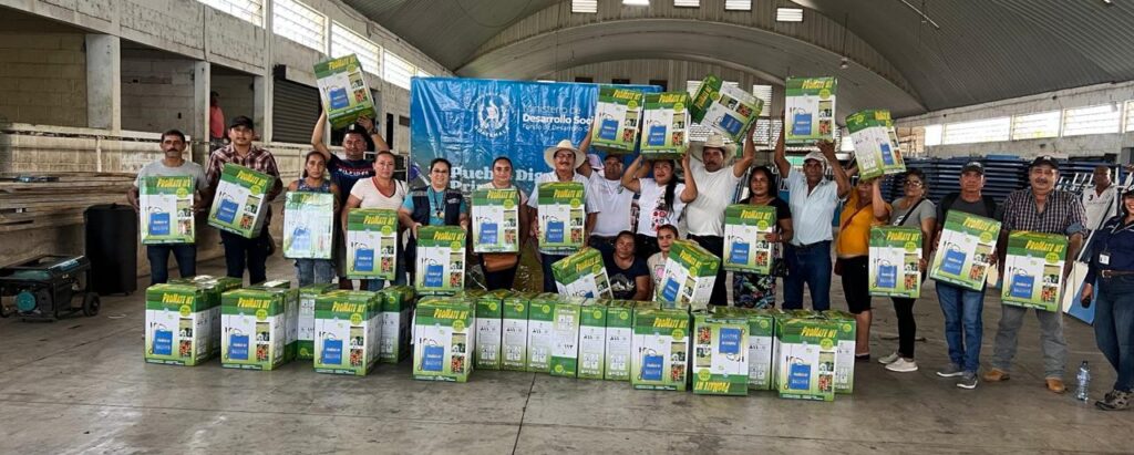 MIDES ENTREGA KITS DE TECHO MÍNIMO Y BOMBAS PARA FUMIGAR EN BENEFICIO DE 393 FAMILIAS DE 15 COMUNIDADES DE SANTA ROSA