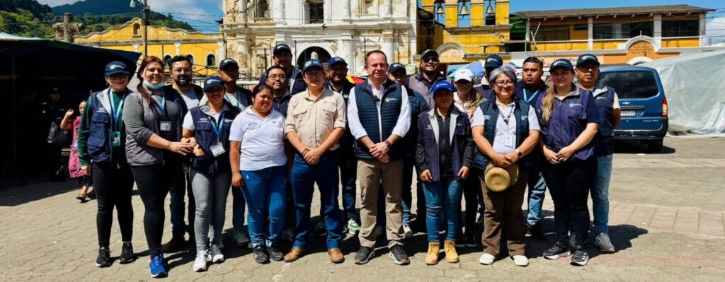 EL MINISTRO DE MIDES JUNTO AL DIRECTOR DE FODES SUPERVISAN LA ORGANIZACION DEL CENTRO DE ACOPIO EN SANTA MARIA DE JESUS