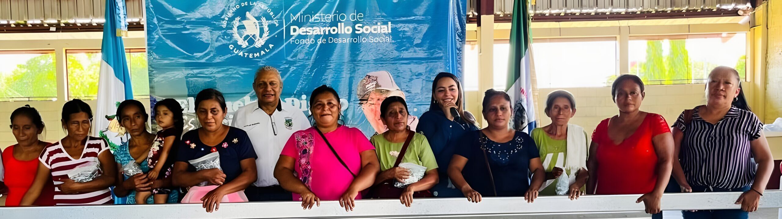 MIDES MEJORA CONDICIONES DE VIDA EN SUCHITEPÉQUEZ CON ENTREGA DE KITS DE TECHO MÍNIMO Y HERRAMIENTA DE TRABAJO