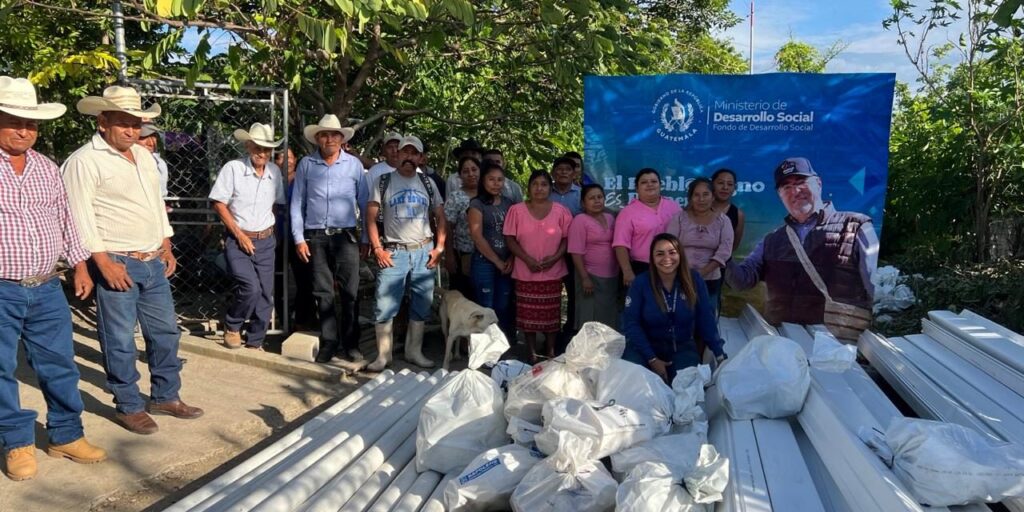 100 FAMILIAS DE JALAPA RECIBEN INSUMOS PARA ALMACENAMIENTO DE AGUA