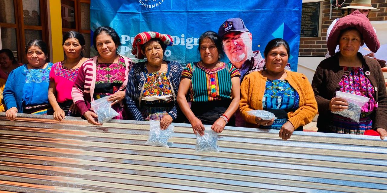 MIDES ENTREGA TANQUES FLEXIBLES, KITS DE TECHO MÍNIMO Y HERRAMIENTAS DE LABRANZA A 685 FAMILIAS EN QUICHÉ