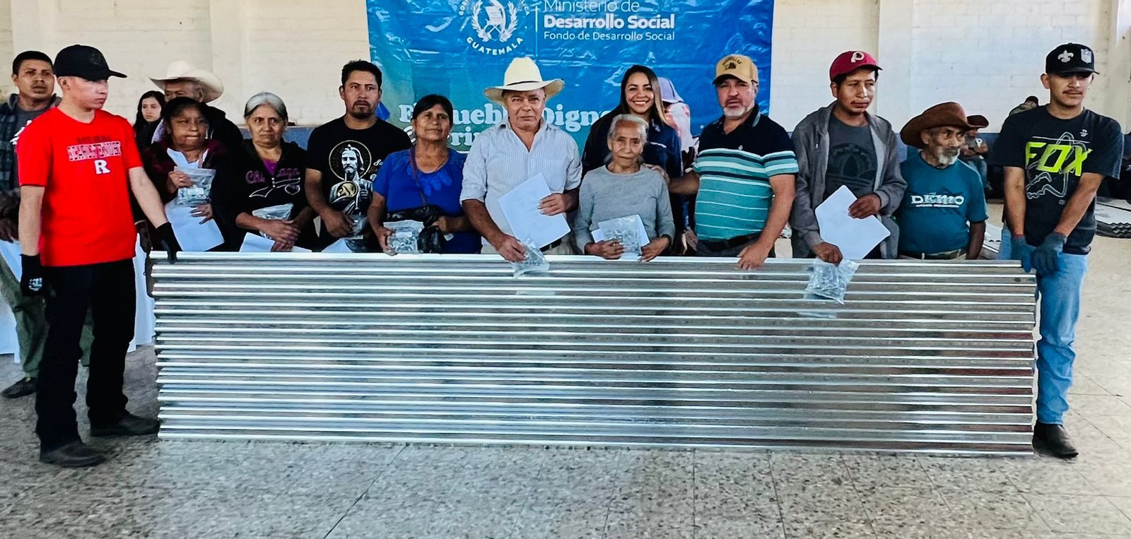200 FAMILIAS DE SANTA ROSA RECIBIERON KITS DE HERRAMIENTAS DE LABRANZA, TECHO MÍNIMO Y COSECHADORES DE LLUVIA