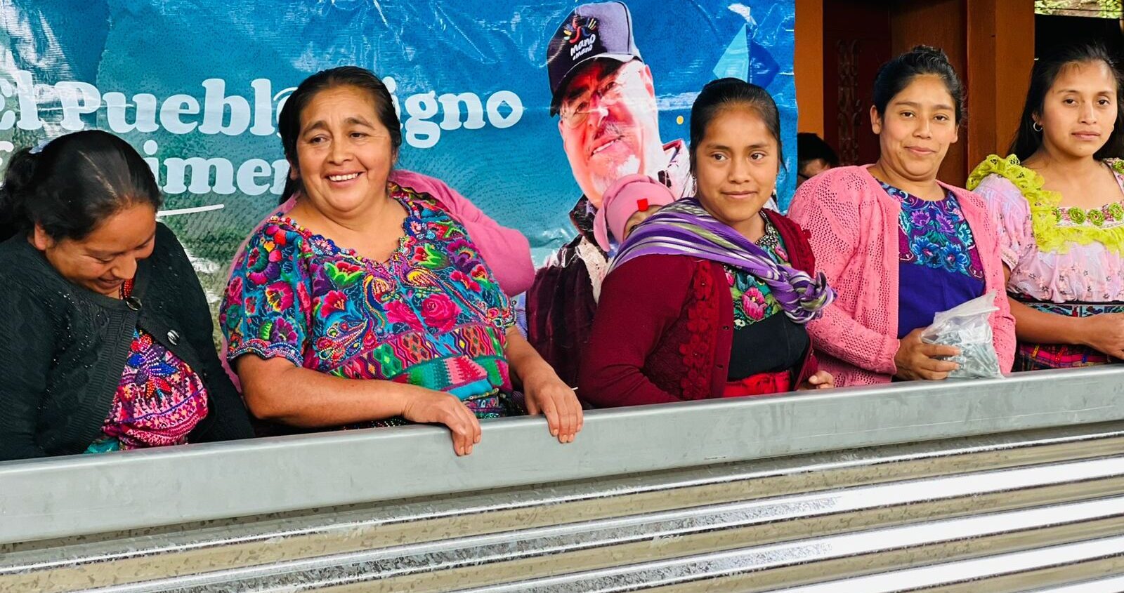 MUJERES DE LA ALDEA XEABAJ EN SANTA APOLONIA RECIBEN 50 KITS DE TECHO MÍNIMO