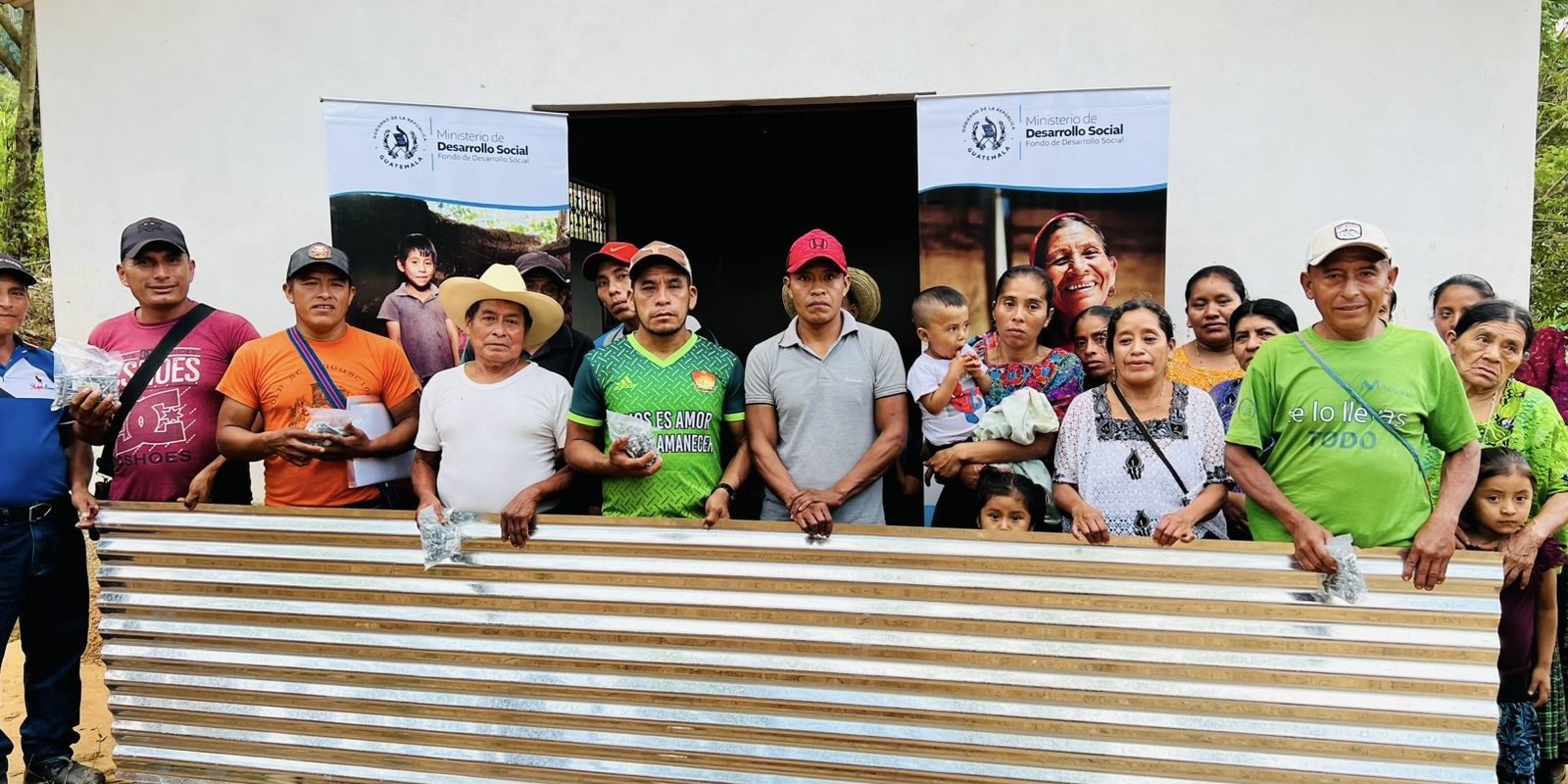 EL MIDES APOYA A FAMILIAS DE BAJA VERAPAZ CON ENTREGA DE KITS DE TECHO MÍNIMO Y TANQUES DE AGUA